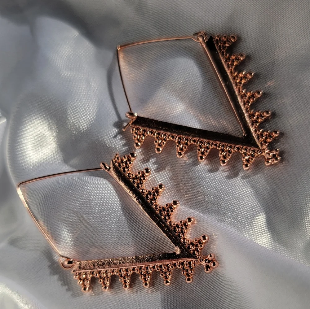 Rose gold tone wire hook V earrings women's costume jewelry - Picture 2 of 2